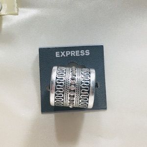 NWT Express ring 💋